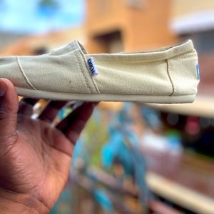 TOMS SIZE 10.5
